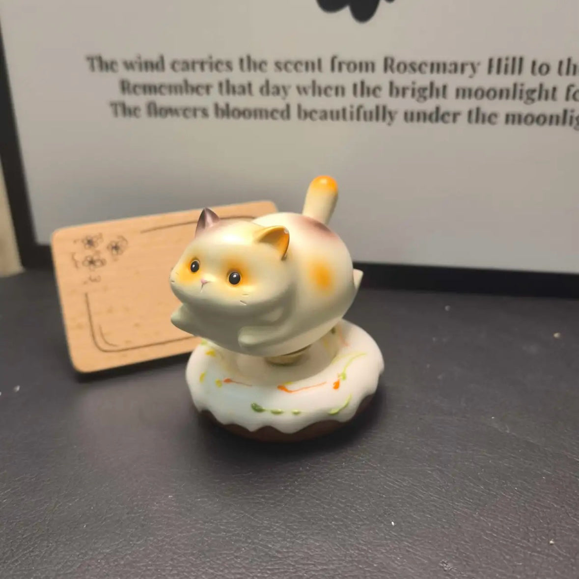 Household Creative Ceramics Kitten Cat Rotating Ornament Car Accessories